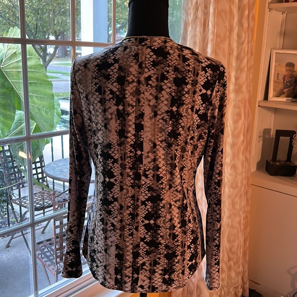 INC Snake Print Front V Neck Long Sleeve Blouse Size small. Gold zipper pocket - Picture 6 of 7